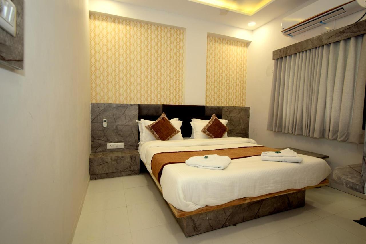 Hotel A1 Vastrapur Ahmedabad Exterior foto