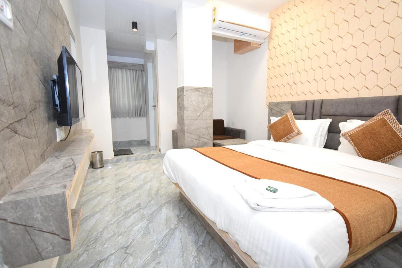 Hotel A1 Vastrapur Ahmedabad Exterior foto