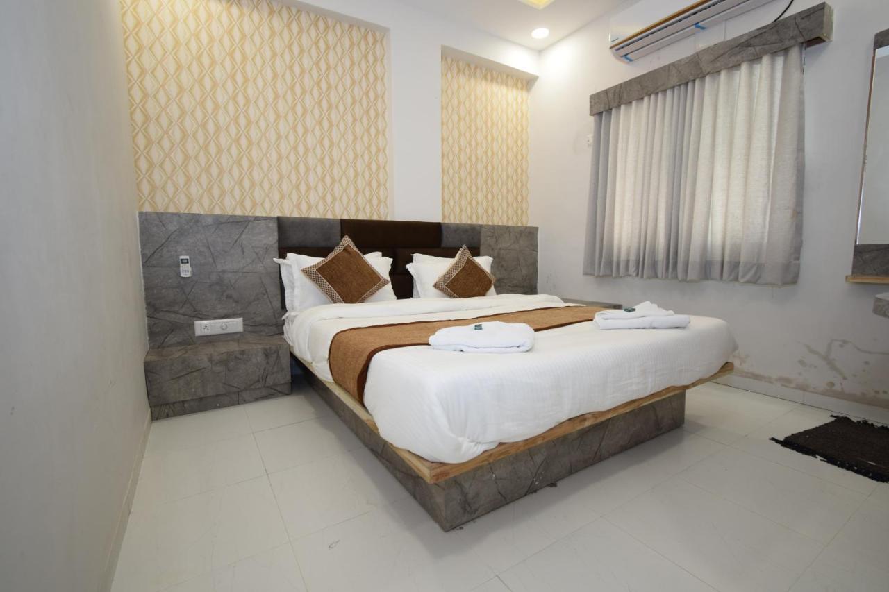 Hotel A1 Vastrapur Ahmedabad Exterior foto
