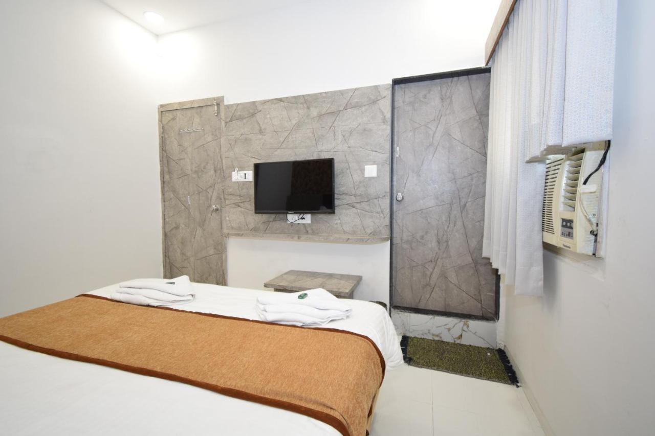Hotel A1 Vastrapur Ahmedabad Exterior foto