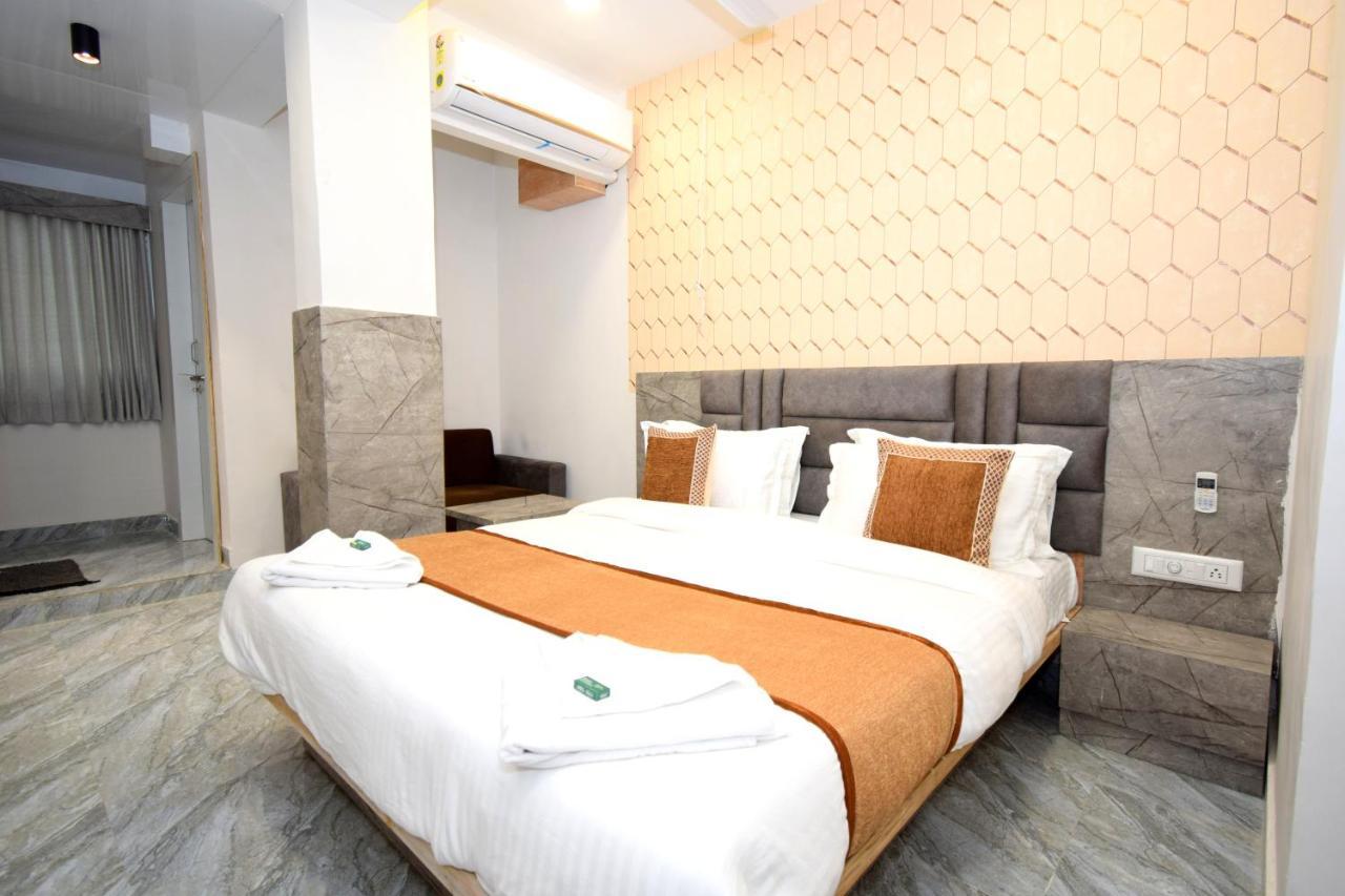 Hotel A1 Vastrapur Ahmedabad Exterior foto