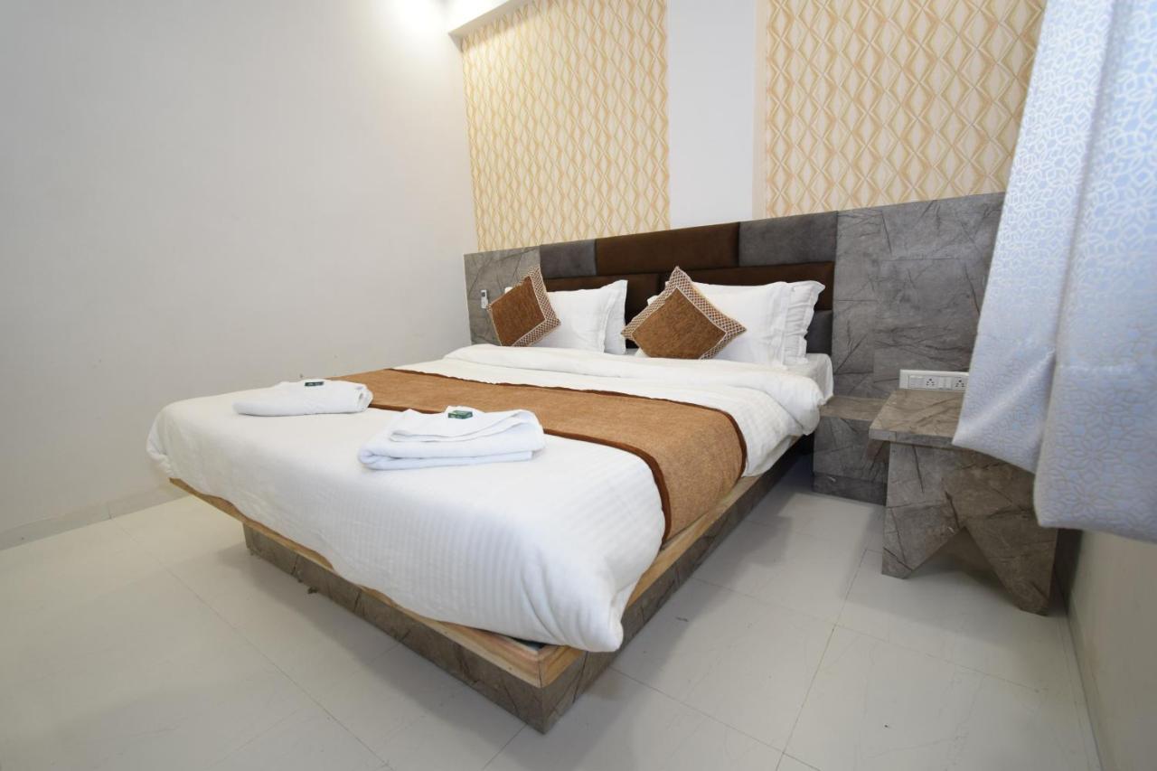 Hotel A1 Vastrapur Ahmedabad Exterior foto